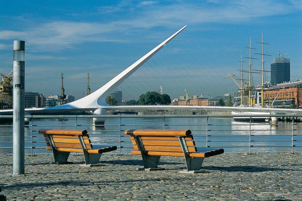 Puerto Madero con el puente de la mujer de fondo