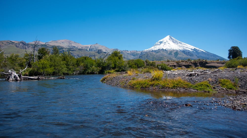 Río Chimehuin con Volcán Lanín de fondo