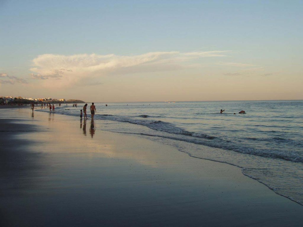 Atardecer en la playa de Las Grutas