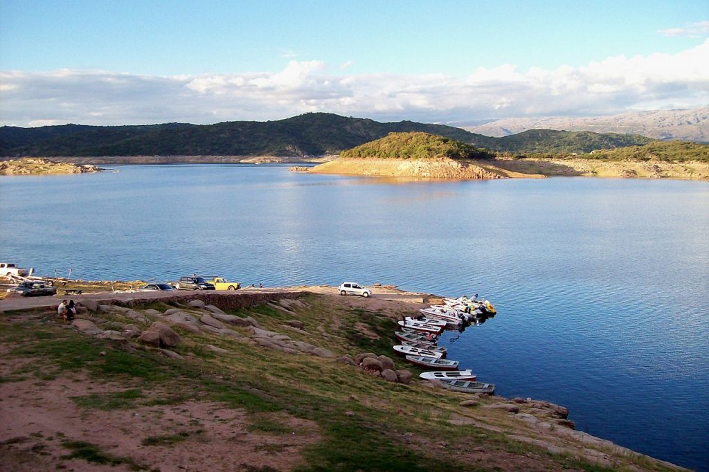 Embalse dique la viña, un día de bajo nivel de agua.
