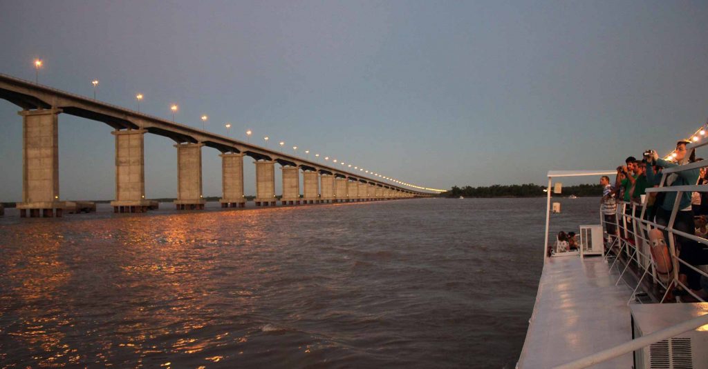 Barco Ciudad de Rosario visitando el Puente Rosario Victoria